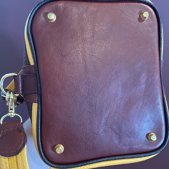 VALENTINA made in Italy Leather sling Backpack RARE color - Picture 9 of 13